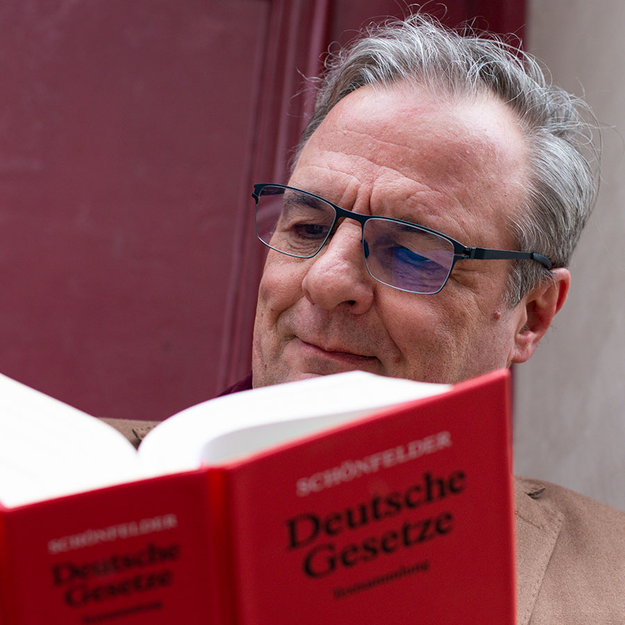 Theo reading Deutsche Gesetze